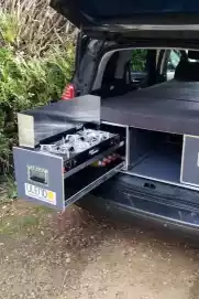 kit ulendo gris dans voiture gris