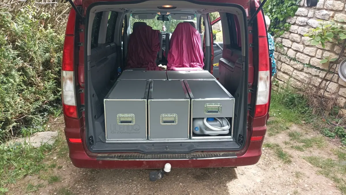 ulendo kit dans Mecedes Vito aménagé sur mesure