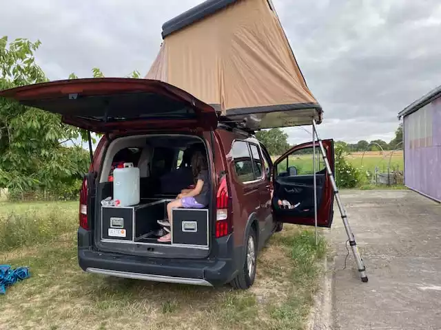 Peugeot Partner avec kit  ULENDO et tente de toit